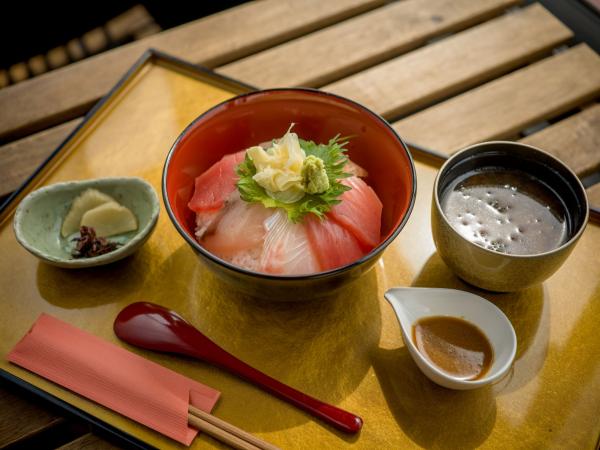 【EXサービス会員価格＆ソフトドリンクサービス】英虞湾海上で舌鼓！３種から選べる海鮮丼＠さざ波食堂