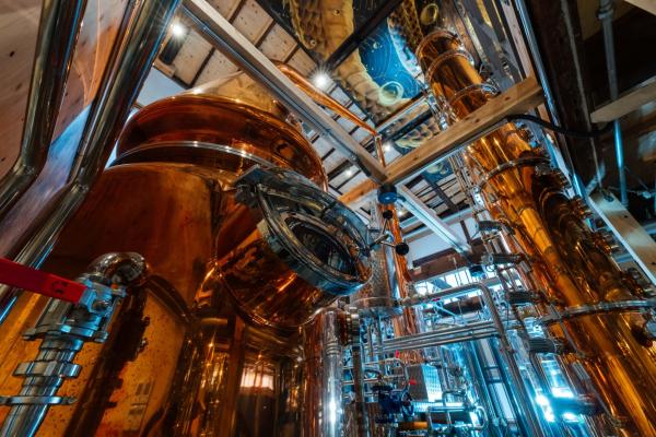 三嶋大社の大鳥居から徒歩1分！三島市内初のウイスキー蒸留所「Distillery Water Dragon」