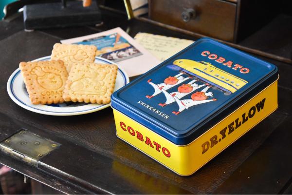 【EX会員先行販売】COBATO×JR東海ドクターイエローコラボクッキー缶＆鉄道缶バッジカプセルトイ