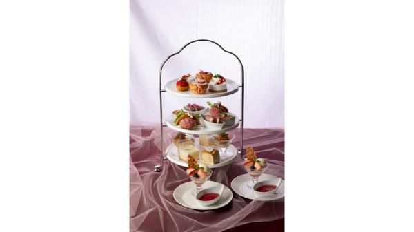 【帝国ホテル東京で愉しむ】Strawberry Afternoon Tea 「ROUGE et BLANC」